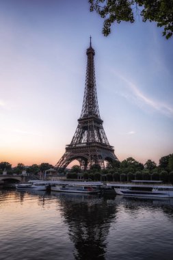 Paris, Fransa 'da Seine Nehri yakınlarındaki Eyfel Kulesi. Paris 'in ünlü simgesi.