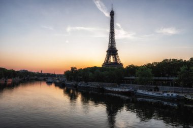 Paris, Fransa 'da Seine Nehri yakınlarındaki Eyfel Kulesi. Paris 'in ünlü simgesi.