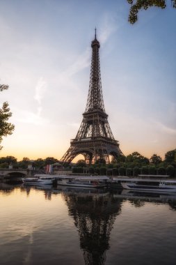 Paris, Fransa 'da Seine Nehri yakınlarındaki Eyfel Kulesi. Paris 'in ünlü simgesi.