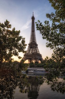 Paris, Fransa 'da Seine Nehri yakınlarındaki Eyfel Kulesi. Paris 'in ünlü simgesi.