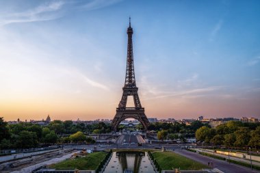 Güneş doğarken Trocadero 'dan alınan Eyfel Kulesi. Fransa, Paris 'in ünlü simgesi..