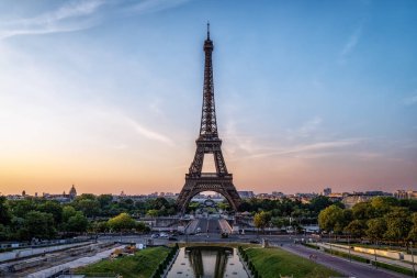 Güneş doğarken Trocadero 'dan alınan Eyfel Kulesi. Fransa, Paris 'in ünlü simgesi..