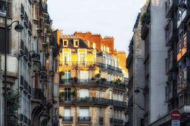 Sokağın aşağısındaki bir daire Paris, Fransa 'da gün ışığıyla aydınlandı.