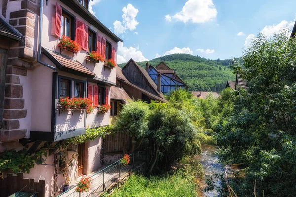 在凯泽贝格大街上的一座五彩斑斓的德国小房子和一条河 在法国Kaysersberg拍的 — 图库照片