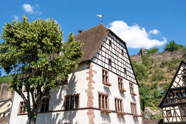 凯斯堡大街两旁有五彩斑斓的德国小房子 在法国Kaysersberg拍的 2023年6月11日 — 图库照片