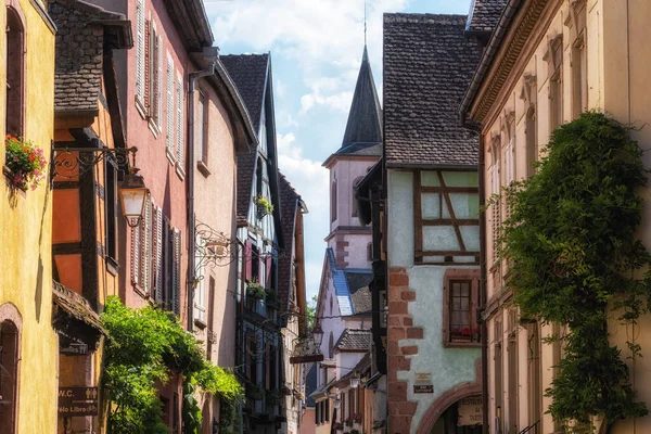 Riquewihr Historyczne Miasto Domów Muru Pruskiego Wzdłuż Wąskiej Brukowanej Ulicy — Zdjęcie stockowe