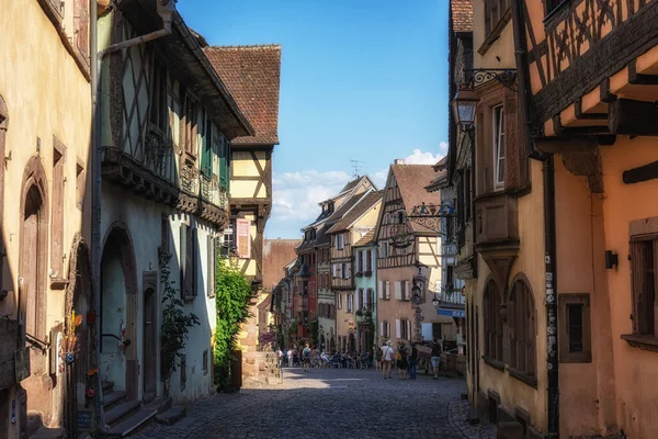 Riquewihr历史小镇 沿着狭窄的鹅卵石铺成的街道建了半木结构的房屋 在法国Riquewihr拍摄 — 图库照片