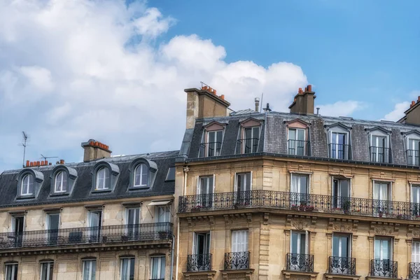Paris tarzı balkonlu ve pencereli bir daire. Paris, Fransa 'daki Notre Dame Katedrali yakınlarında çekildi.