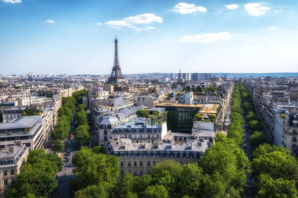 Eiffel Kulesi Zafer Takı 'nın tepesinden görüldü. Fransa, Paris 'in ünlü simgesi..