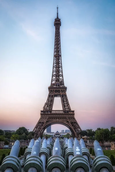 Trocadero 'dan Eiffel Kulesi, gün doğumunda çekildi. Fransa, Paris 'te meşhur simgesel bir yer.