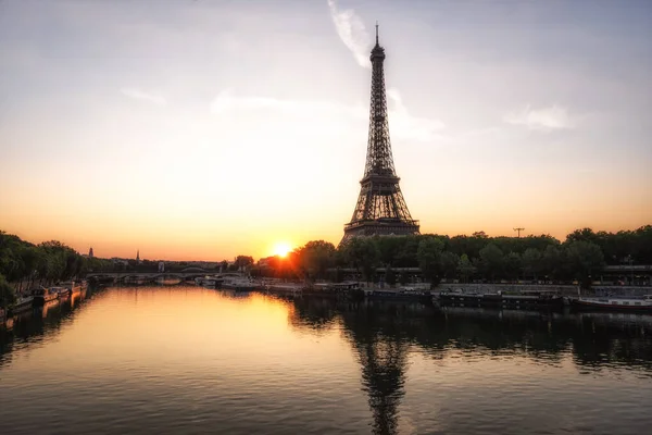フランスのパリでセーヌ川の日の出ビューの近くのエッフェル塔 パリの有名なランドマーク — ストック写真