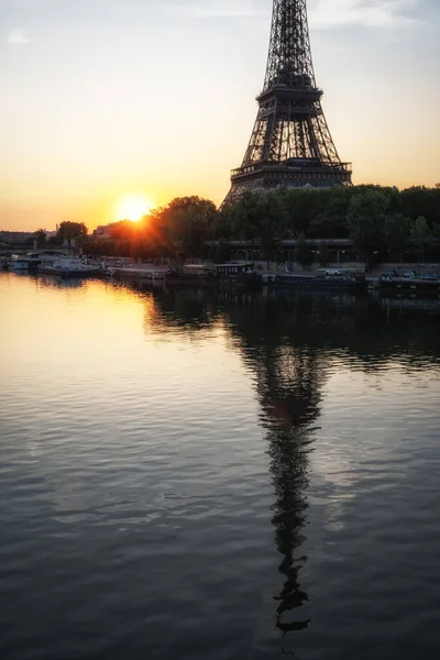 フランスのパリでセーヌ川の日の出ビューの近くのエッフェル塔 パリの有名なランドマーク — ストック写真