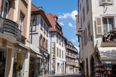 Colmar eski kasaba caddesinde turistler cirit atıyor. Fransa 'nın Colmar şehrinde yarım ahşap renkli Alman evleri alındı. 11 Haziran 2023 'te çekildi.