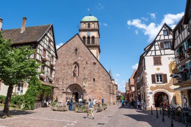 Küçük renkli Alman ana cadde boyunca Kaysersberg 'de yarı keresteli evler. Kaysersberg, Fransa 'da çekilmiş. 11 Haziran 2023 'te çekildi.