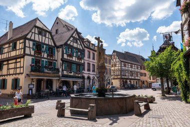 Küçük renkli Alman ana cadde boyunca Kaysersberg 'de yarı keresteli evler. Kaysersberg, Fransa 'da çekilmiş. 11 Haziran 2023 'te çekildi.