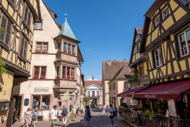 Riquewihr tarihi kasabası. Dar kaldırım taşlı cadde boyunca yarı ahşap evler. Riquewihr, Fransa 'da 11 Haziran 2023' te çekildi.