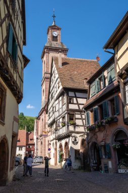 Riquewihr tarihi kasabası. Dar kaldırım taşlı cadde boyunca yarı ahşap evler. Riquewihr, Fransa 'da 11 Haziran 2023' te çekildi.