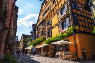 Riquewihr tarihi kasabası. Dar kaldırım taşlı cadde boyunca yarı ahşap evler. Riquewihr, Fransa 'da 11 Haziran 2023' te çekildi.