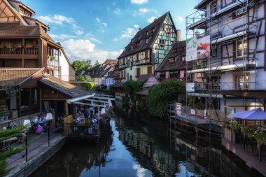 Saint Pierre Köprüsü 'nden Colmar Little Venice Kanalı manzaralı. Fransa 'nın Colmar şehrinde ünlü bir seyahat yeri. 12 Haziran 2023