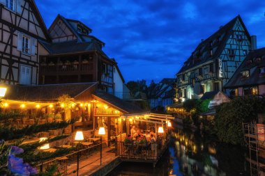 Saint Pierre Köprüsü 'nden Colmar Little Venice Kanalı gece görüşü. Fransa 'nın Colmar şehrinde ünlü bir seyahat yeri. 12 Haziran 2023