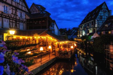 Saint Pierre Köprüsü 'nden Colmar Little Venice Kanalı gece görüşü. Fransa 'nın Colmar şehrinde ünlü bir seyahat yeri. 12 Haziran 2023