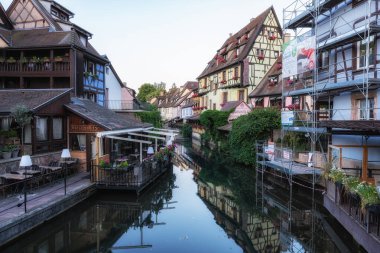 Colmar Küçük Venedik Kanalı manzarası. Fransa 'nın Colmar şehrinde ünlü bir seyahat yeri. 12 Haziran 2023 'te çekildi.