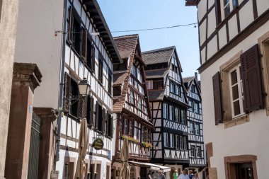 Strasbourg eski şehrin dar sokakları. Strasbourg, Fransa 12 Haziran 2023