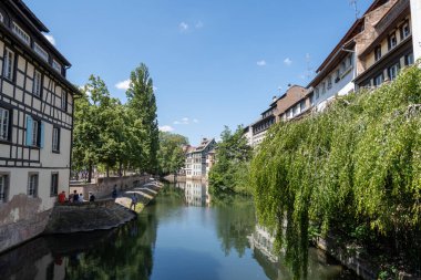 Fransa 'nın Strazburg kentindeki küçük Fransa Kanalı' nın ünlü turistik cazibesi. 12 Haziran 2023 'te çekildi.