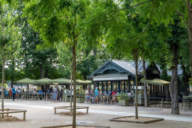 Jardin du Lüksemburg yazın bereketli ağaçlar ve manzaranın tadını çıkaran yerlilerle birlikte. Paris, Fransa 'da çekildi.