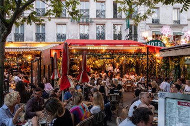 Yerel Parisliler Montparnasse yakınlarındaki açık havada yemek yiyorlar. Paris, Fransa. 13 Haziran 2023 'te çekildi.
