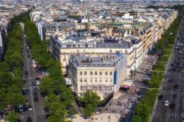 Zafer Takı 'nın tepesinden Champs Elysees Bulvarı manzarası. Paris, Fransa 'daki ünlü lüks alışveriş yolu. 15 Haziran 2023 'te çekildi.