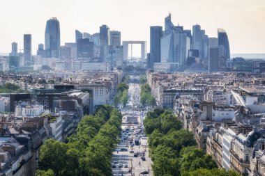 Fransa 'nın başkenti Paris' teki Arc de Triomphe 'den görülen savunma bölgesinin iş bölgesinin büyük kemeri. 15 Haziran 2023 'te çekildi.