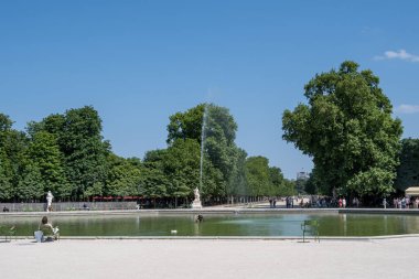 Tuileries, Fransa 'nın başkenti Paris' te yazın çekilen ünlü fıskiyeli bir bahçe parkı. 13 Haziran 2023 'te çekildi.