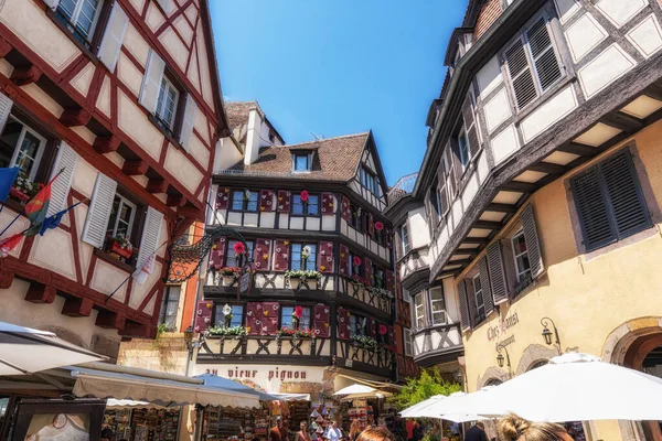 Colmar eski kasaba caddesinde turistler cirit atıyor. Fransa 'nın Colmar şehrinde yarım ahşap renkli Alman evleri alındı. 11 Haziran 2023 'te çekildi.