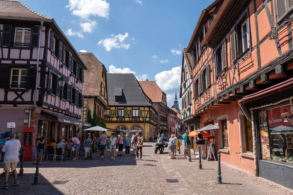 Küçük renkli Alman ana cadde boyunca Kaysersberg 'de yarı keresteli evler. Kaysersberg, Fransa 'da çekilmiş. 11 Haziran 2023 'te çekildi.