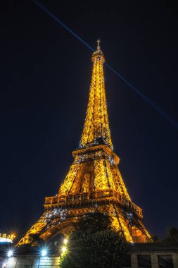 Gece ışıldayan Eyfel Kulesi 'nin yakın çekimleri. Paris, Fransa 'nın ünlü simgesi. 14 Haziran 2023