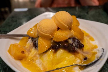 Kaohsiung, Tayvan 'da ünlü bir buz restoranında servis edilen buzlu bir kasede servis edilen mango..