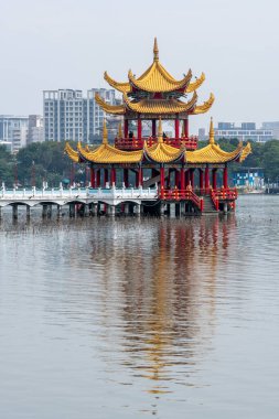 Wuliting ya da Wuli Pavyonu Kaohsiung, Tayvan 'daki Lotus Gölü' nün ortasında. Kaohsiung 'un ünlü turistik merkezi.