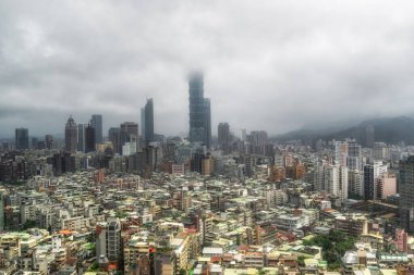 Taipei 101 manzarası Taipei, Tayvan 'da ikonik bir simgedir. Yağmurlu bir günde çekilmiş