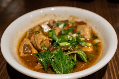 Restarant soslu haşlanmış soya peyniri. Taipei, Tayvan 'da bir restoranda hizmet vermiş.