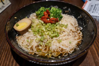 Tayvan, Taipei 'de bir restoranda susam yağlı bir kase ince erişte.