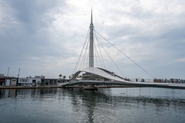 Kaohsiung, Tayvan 'daki Great Harbor Köprüsü. Tayvan 'da yatay olarak dönen ilk köprüdür..
