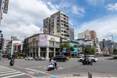 Kaohsiung caddesi yerel mağazalar ve dükkanlarla dolu. Kaohsiung, Tayvan 'daki Formosa Bulvarı yakınında çekilmiş. 7 Ekim 2023 'te çekildi.
