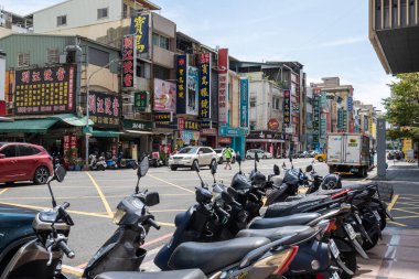 Kaohsiung caddesi yerel mağazalar ve dükkanlarla dolu. Kaohsiung, Tayvan 'daki Formosa Bulvarı yakınında çekilmiş. 7 Ekim 2023 'te çekildi.