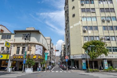 Kaohsiung caddesi yerel mağazalar ve dükkanlarla dolu. Kaohsiung, Tayvan 'daki Formosa Bulvarı yakınında çekilmiş. 7 Ekim 2023 'te çekildi.