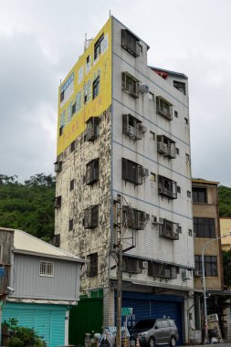 Kaohsiung, Tayvan 'daki yerel evler ve binalar. 7 Ekim 2023 'te liman bölgesinde çekilmiş.