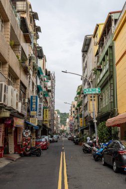 Yoğun bir hafta sonunda Gushan Rıhtım İstasyonu yakınlarındaki çeşitli dükkanlar çoğunlukla buzlu buzla kaplandı. 7 Ekim 2023 'te Kaohsiung, Tayvan' da çekildi.