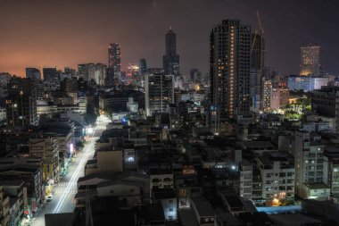 Kaohsiung ve 85 gökyüzü kulesinin gece alınan görüntüsü. 7 Ekim 2023 'te Kaohsiung, Tayvan' da çekildi.