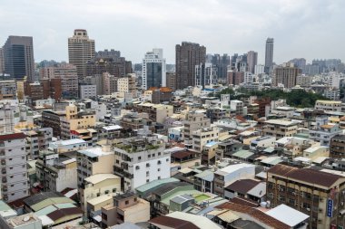Kaohsiung şehri panoramik görüntüsü yakınlardaki bir otelin çatı katındaki dinlenme odasından alındı. Kaohsiung, Tayvan 'da çekildi. 8 Ekim 2023