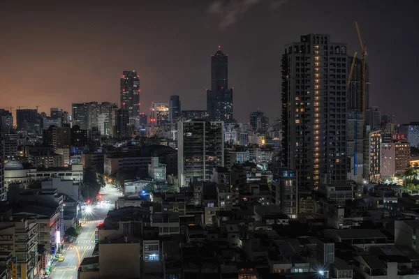 Kaohsiung ve 85 gökyüzü kulesinin gece alınan görüntüsü. 7 Ekim 2023 'te Kaohsiung, Tayvan' da çekildi.